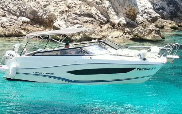 Cap Camarat 7.5DC - 7,4 metra dug gliser, za do 9 osoba, opremljen Honda 250 HP motorom.