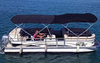 Harris Sunliner 220 - 6,7 metara dugačak brod, za do 12 osoba, opremljen Honda 135 HP motorom.