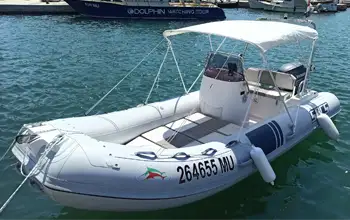 Sacs 490 - 5 metara dug, za do 6 osoba, opremljen Yamaha 40 HP motorom.