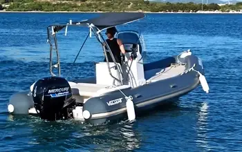 Valiant 630 Classic - 6,3 metra dug brod, za do 9 osoba, opremljen Mercury 150 HP motorom.